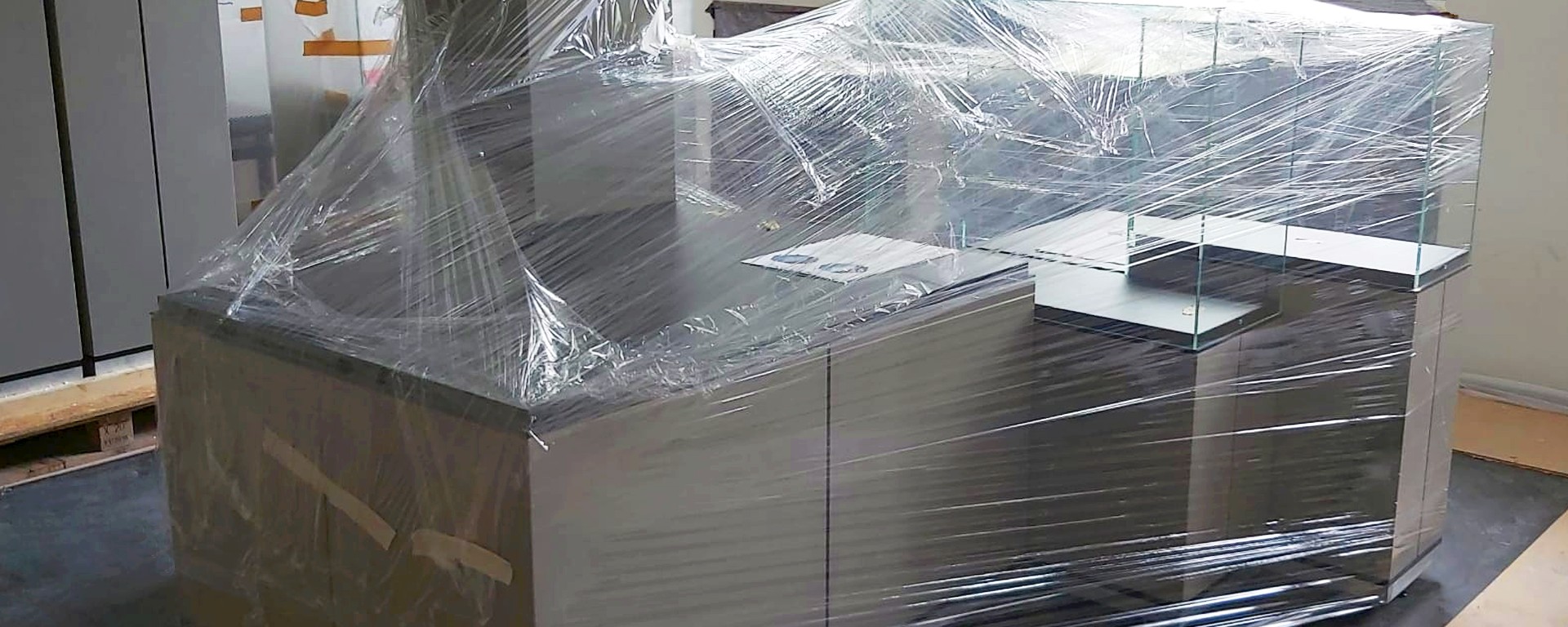 Vitrinen in Transportverpackung